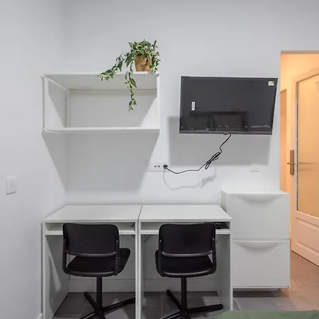 Casa de hóspedes Coliving Mol-terrace, En-suite Bathroom, Fridge & Tv