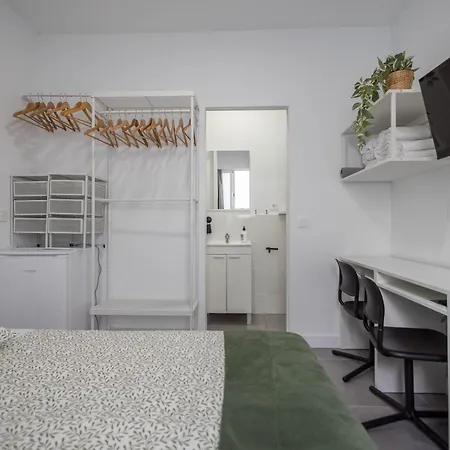 Casa de hóspedes Coliving Mol-terrace, En-suite Bathroom, Fridge & Tv *